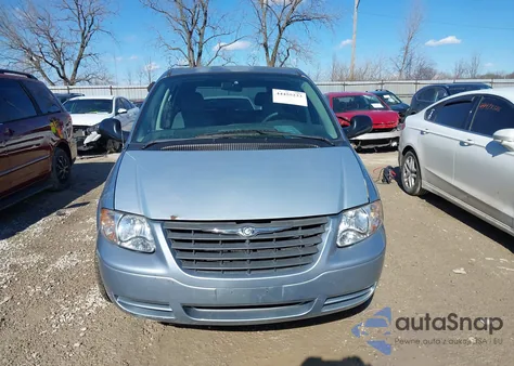 2005 Chrysler Town & Country из США, поврежденный, VIN 1C4GP45R05B441776